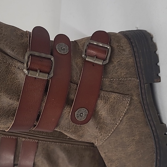 Super Cute Blowfish Distressed Faux Leather Boots Size 7.5. - Picture 3 of 7